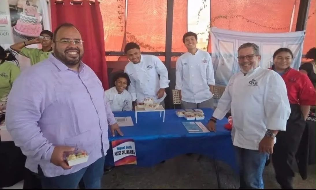 Professor Erasmo Rodríguez with Culinary Arts students