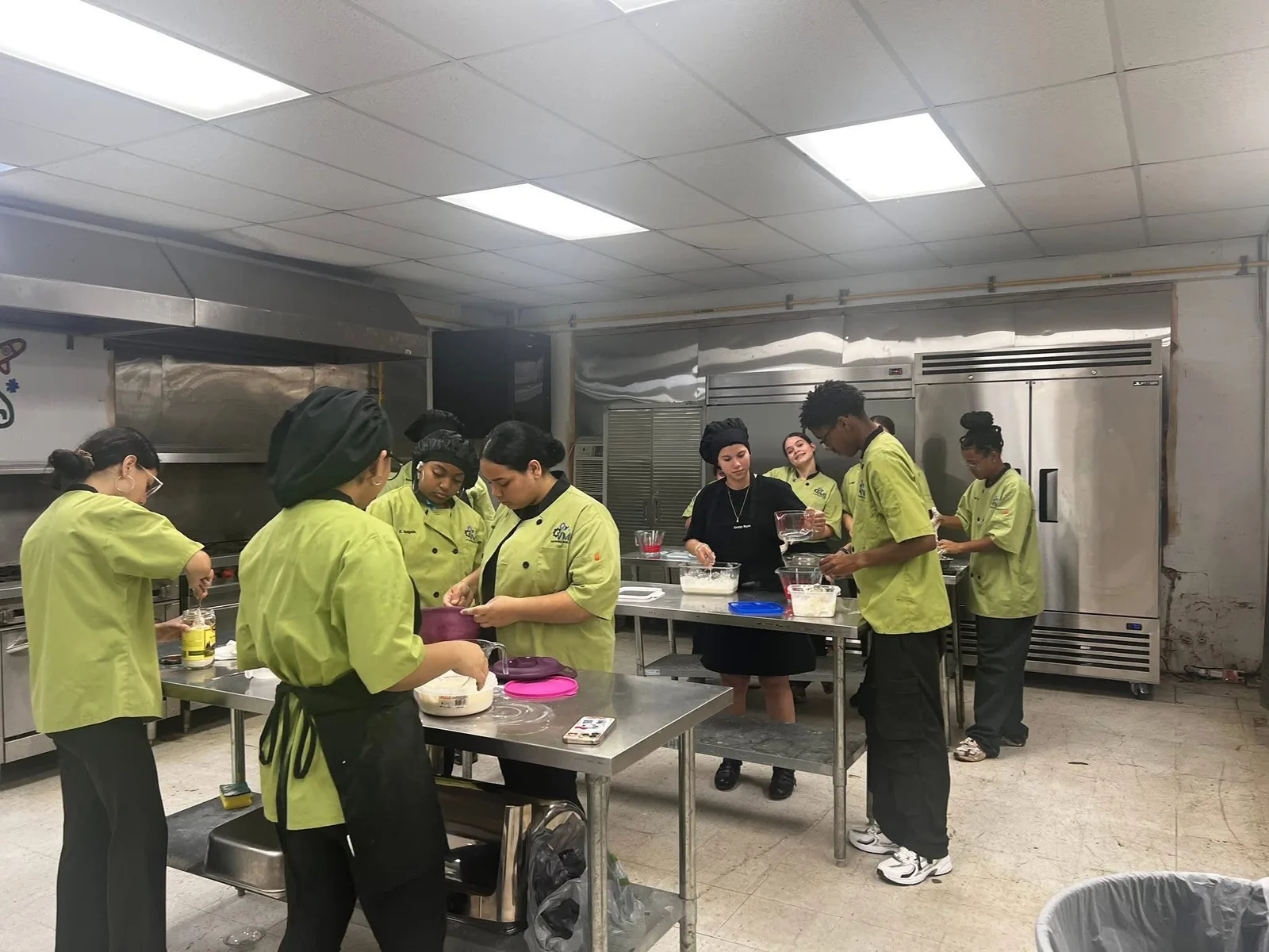 Estudiantes de Artes Culinarias en práctica de taller