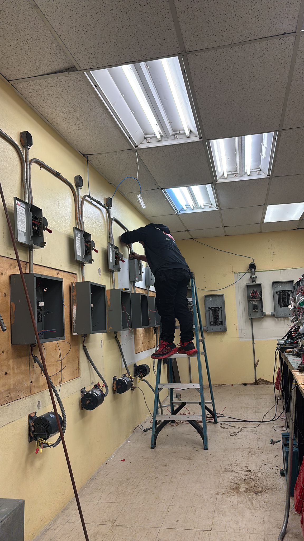 Electrical installation practice under supervision in the lab