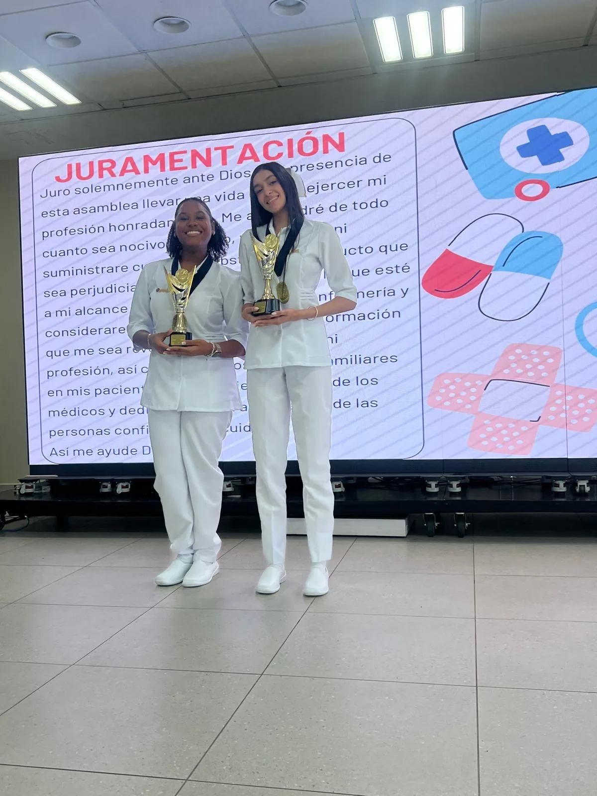 Ceremonia de Capping e Investidura de Enfermería Práctica