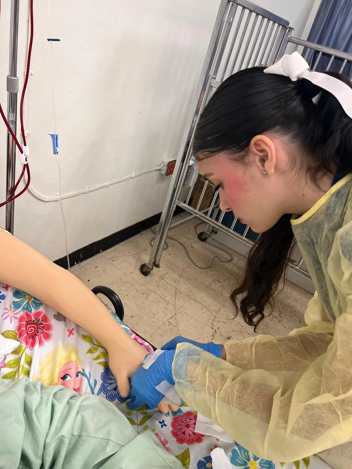 Estudiante de Enfermería Práctica realizando una simulación clínica