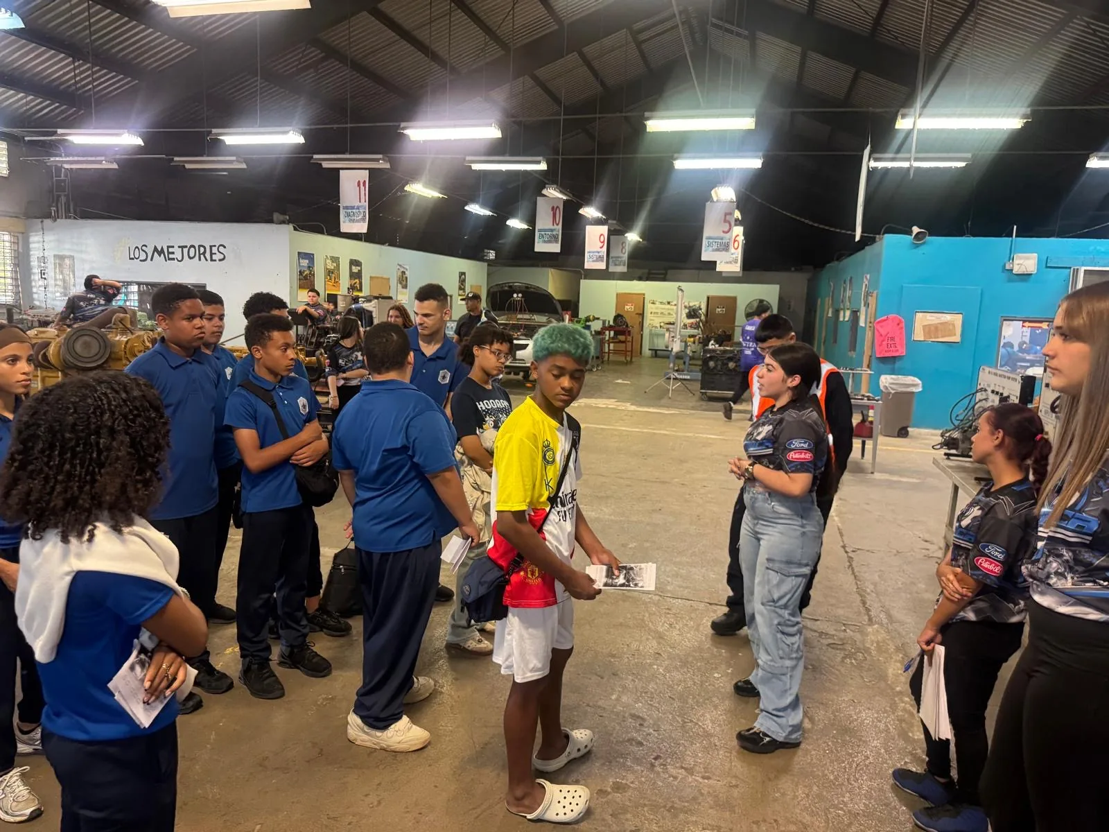 Estudiantes visitantes durante una exploración de talleres vocacionales