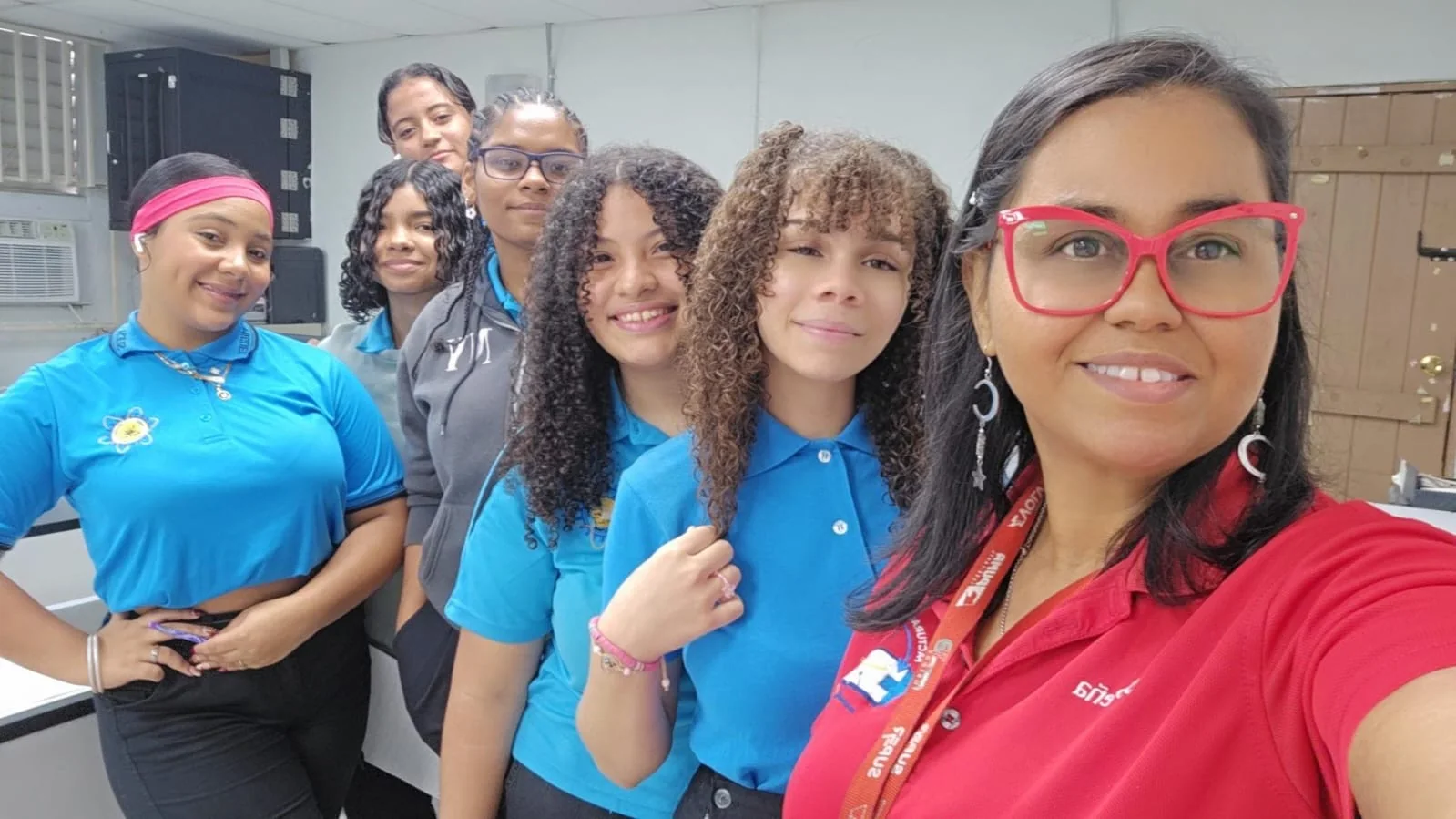 Professor Damaris Peña with program students