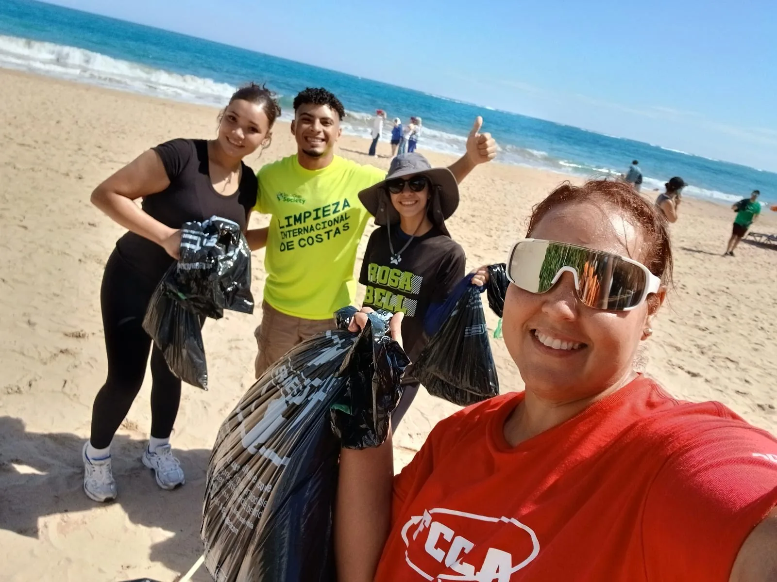 Estudiantes de FCCLA participando en limpieza de costas