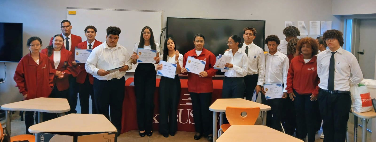 Delegación estudiantil y personal de la Escuela Vocacional Metropolitana Miguel Such mostrando certificados durante la Competencia SkillsUSA 2026 en Arecibo.