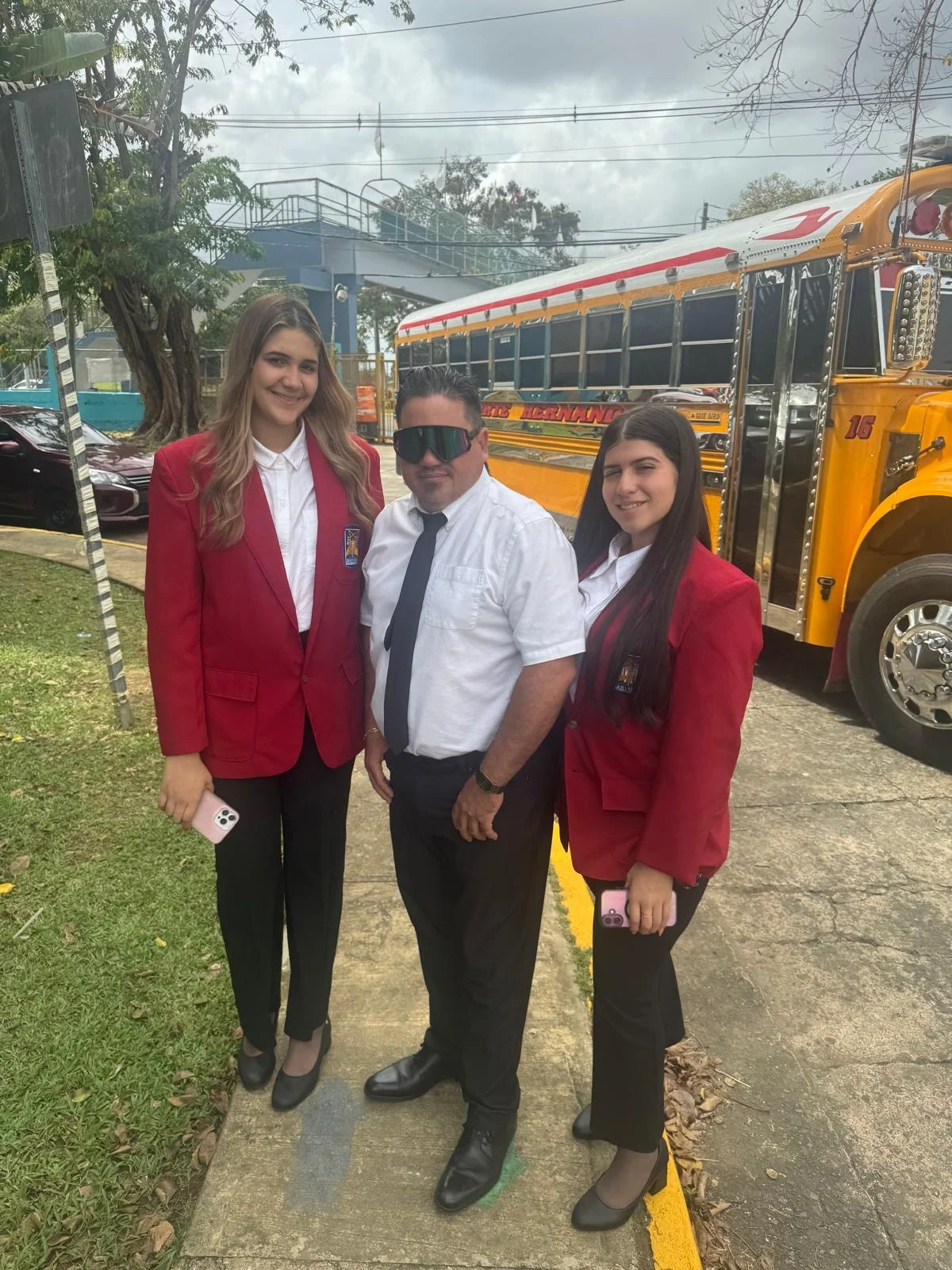 Prof. René Pérez junto a dos estudiantes de Tecnología en Mecánica Diésel